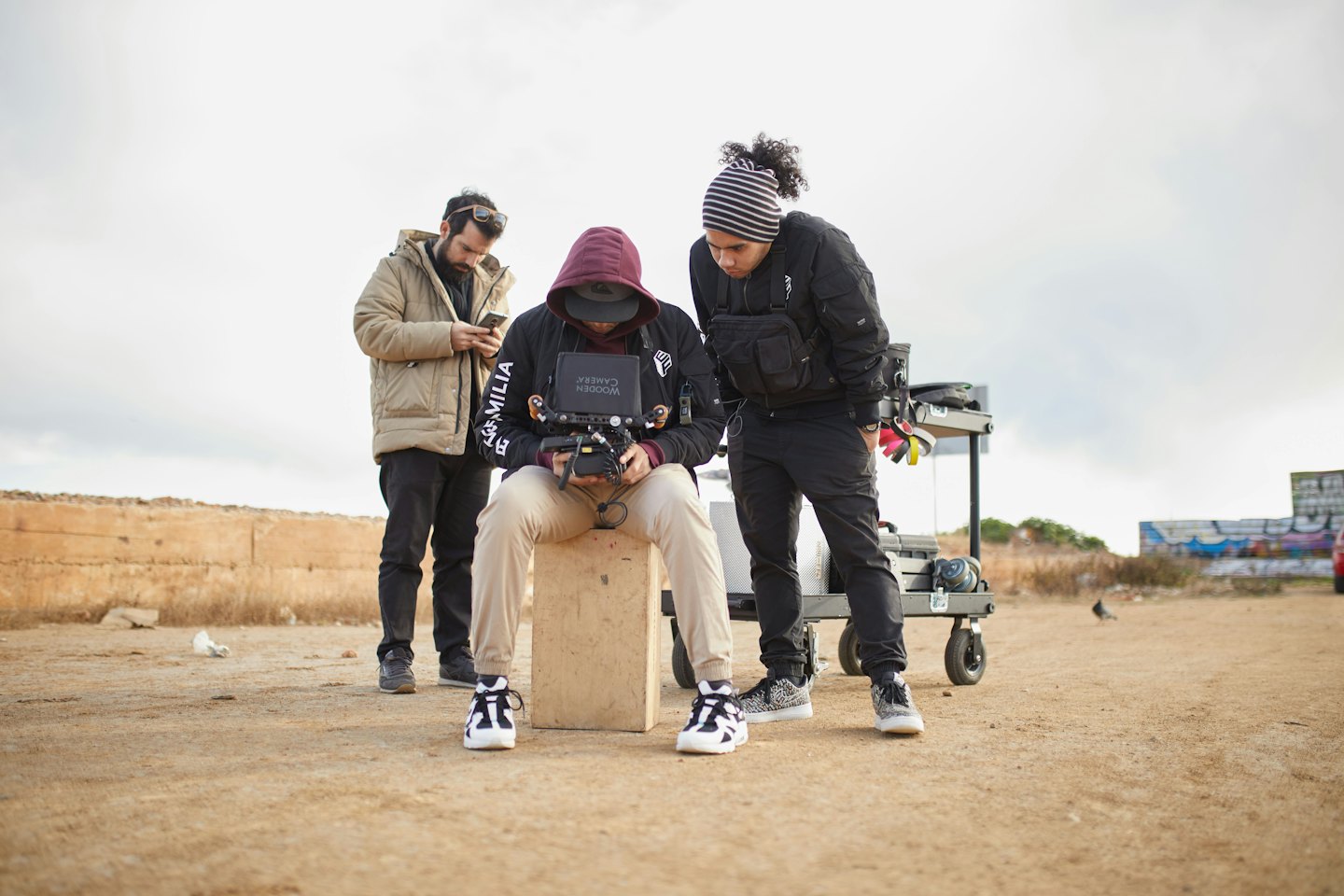 Una troupe cinematografica rivede le riprese su un monitor all'aperto.
