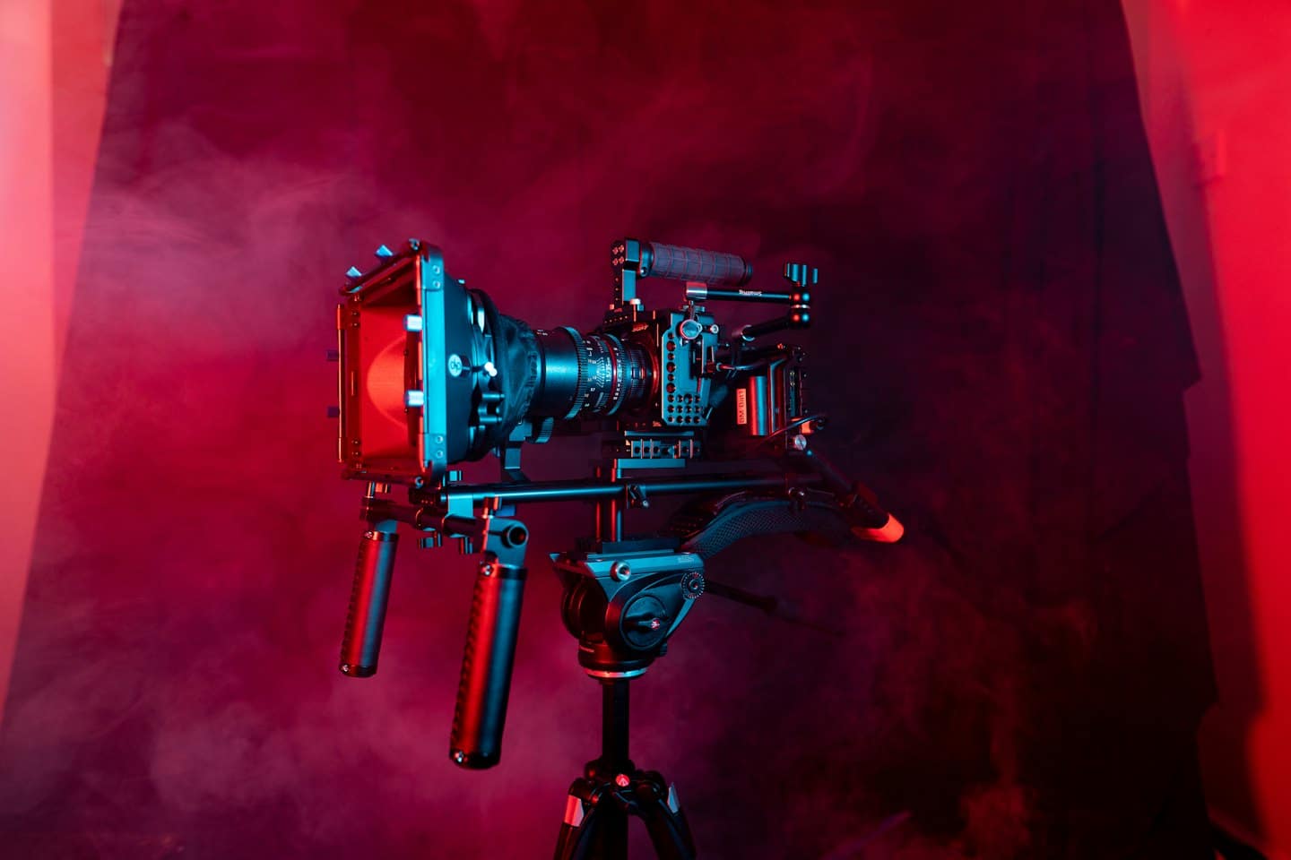 Attrezzatura professionale per cinepresa su treppiede in studio.