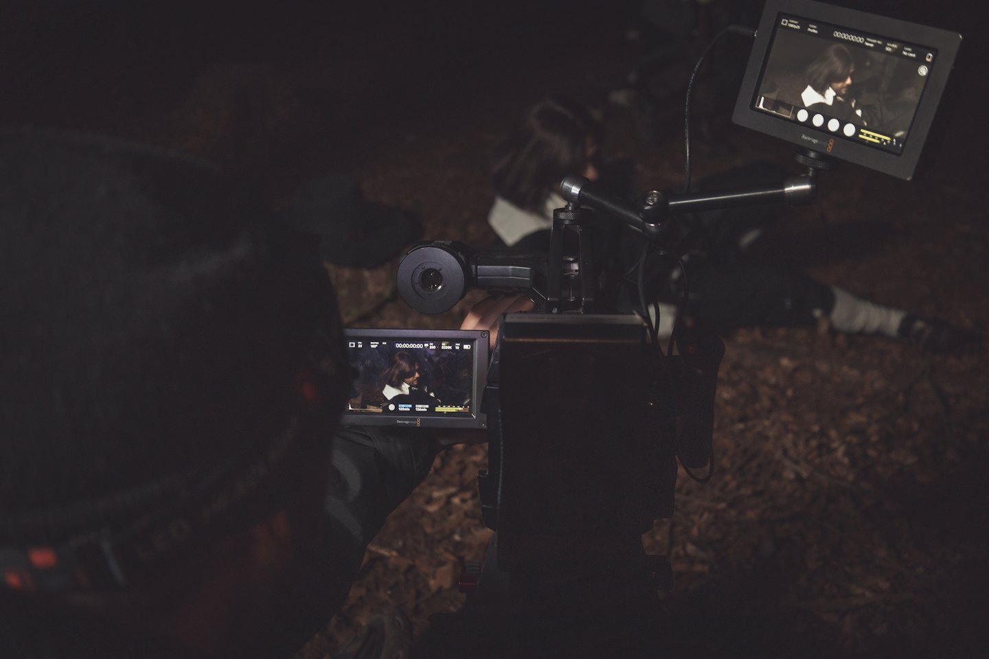 Un videografo controlla le riprese su due monitor Blackmagic.