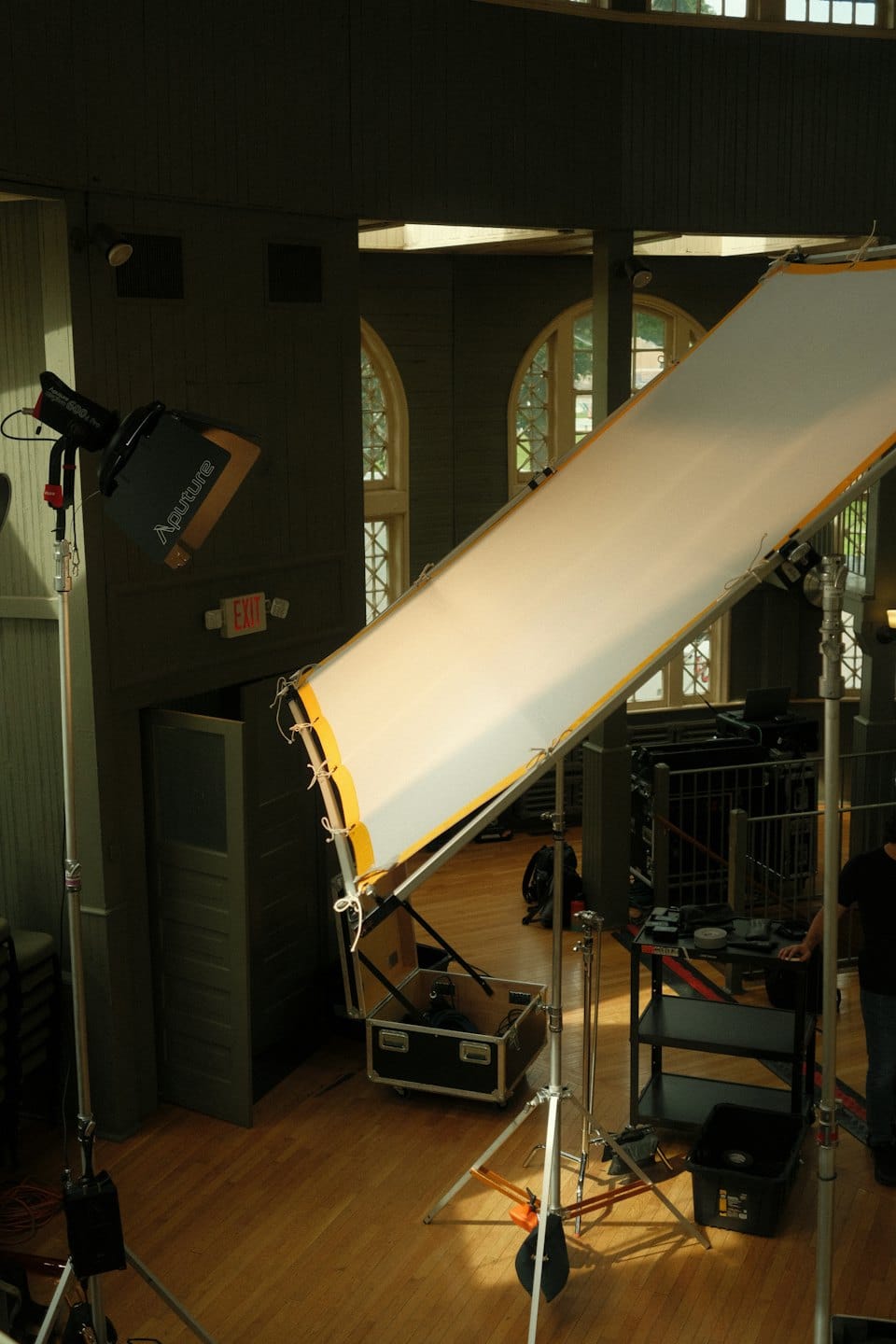 Attrezzatura di illuminazione cinematografica allestita in un grande studio.
